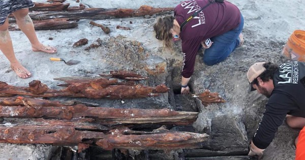Erosión causada por tormenta Eta descubre embarcación del siglo XIX en Florida