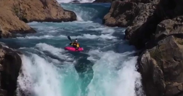 Video viral: Kayakista burla la muerte al lanzarse desde una cascada de 40 metros