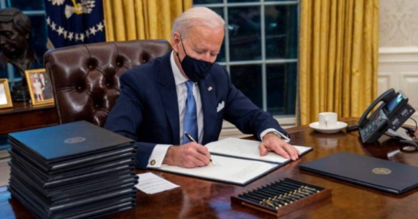 El primer mes de Biden: un récord de decretos y escollos en el Congreso