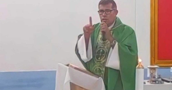 Amonestan a sacerdote que insultó a miembros de la comunidad LGTB+