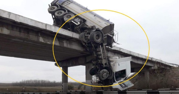 Viral: Camión queda colgado de un puente tras chocar contra una valla
