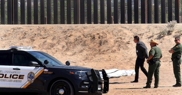 Un migrante mexicano muere al intentar escalar la valla fronteriza en Texas