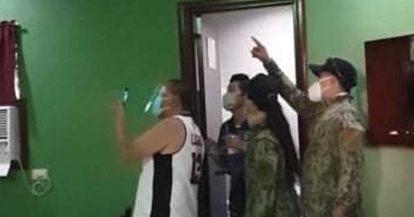 Video viral: mujer se esconde en el techo de motel tras ser descubierta por su esposo