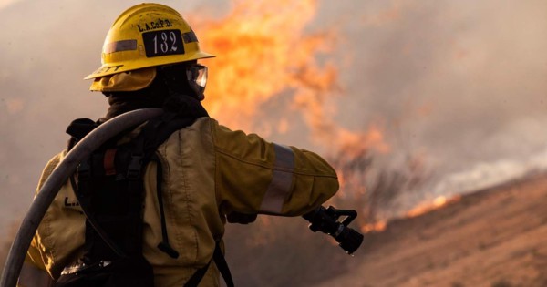 México envía bomberos a Canadá para combatir incendios forestales