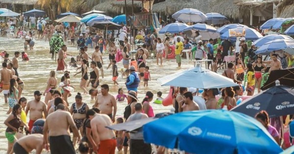 Mexicanos abarrotan Acapulco pese a advertencia de nueva ola de covid