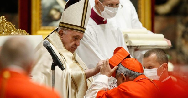 Papa Francisco deja su huella con investidura de 13 nuevos cardenales