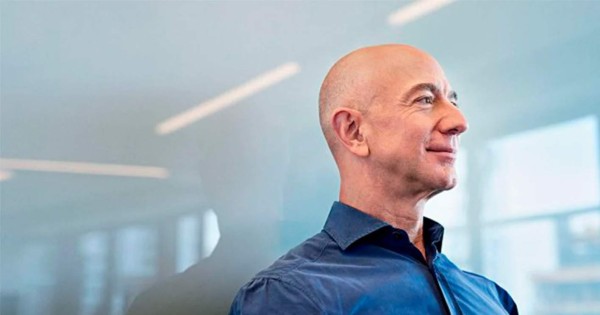 Decenas protestan contra Amazon frente a la casa de Jeff Bezos en Manhattan