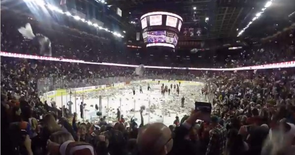 Impactante 'lluvia' de peluches en el hockey sobre hielo