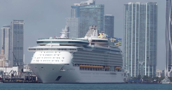 EEUU suaviza la alerta sanitaria de la covid-19 para pasajeros de cruceros