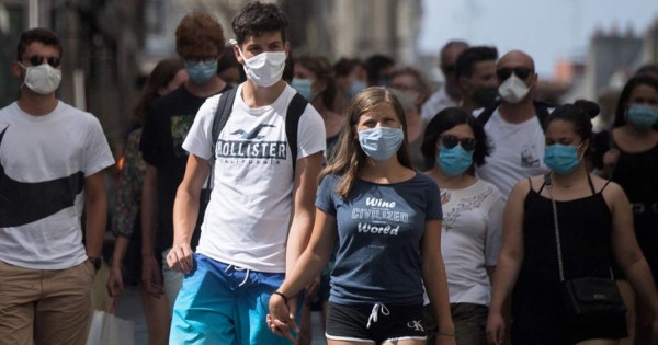 Francia se acerca al fin del uso de mascarilla al aire libre y del toque de queda
