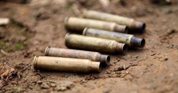 Con granada y armas largas masacran a seis jóvenes en Colombia