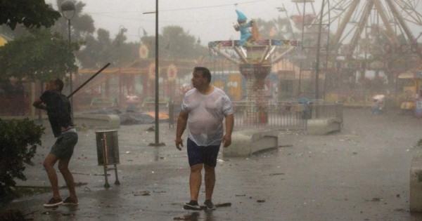 Fred se degrada a 'ola tropical' y la tormenta tropical Grace se fortalece