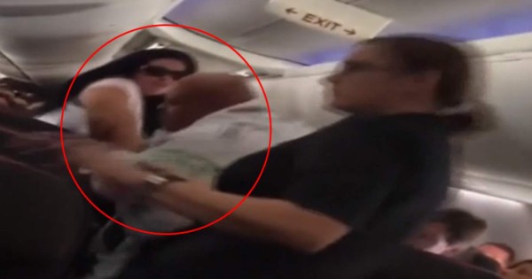 VIDEO: Le quiebra una computadora en la cabeza a su esposo por ver a otra mujer