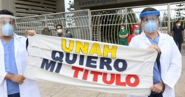 Egresados de Medicina y Odontología de la Unah piden entrega de títulos