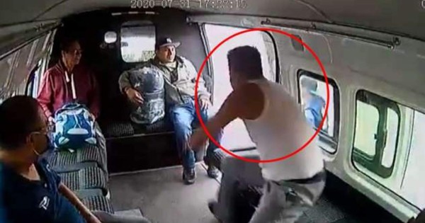 Video viral: intentan asaltar bus y pasajeros les dan una golpiza