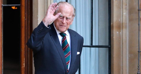 El príncipe Felipe 'mejora ligeramente' y la familia real 'cruza los dedos'