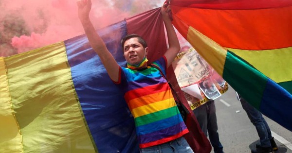 Ciudad de México permite a adolescentes cambiar género en acta de nacimiento