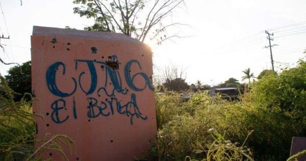 Hallan ocho cadáveres torturados y decapitados en Michoacán, México