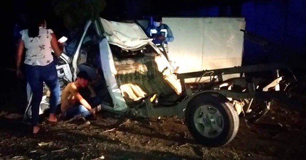 Dos muertos y cuatro heridos al chocar un pick up contra un árbol