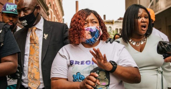 Inculpan a policía por la muerte de Breonna Taylor en su casa en Estados Unidos