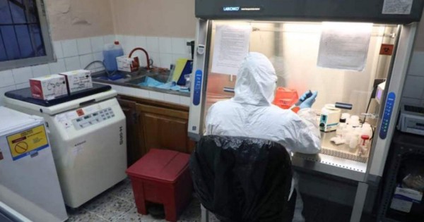 Salud promete pago a microbiólogos mañana; continúa paro en laboratorios
