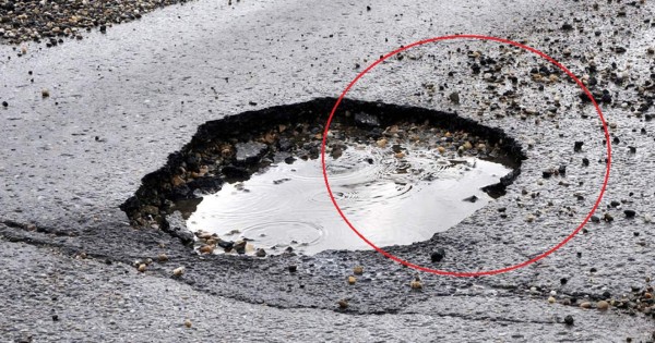 Video viral: Parecía un bache normal, pero conductor se lleva terrible sorpresa al cruzarlo