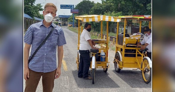 Nuevo embajador de Suecia en Guatemala entra al país en bici taxi