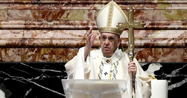 El papa pide compartir vacunas con los países pobres en una Pascua marcada por la pandemia