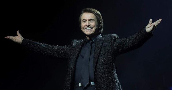 Polémica por el concierto de Raphael con 5,000 asistentes pese al Covid