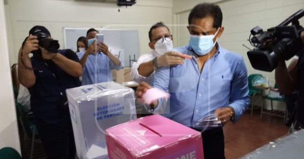 'Soy parte del pueblo, vengo nacido de un barrio': Rolin Peña al votar en San Pedro Sula