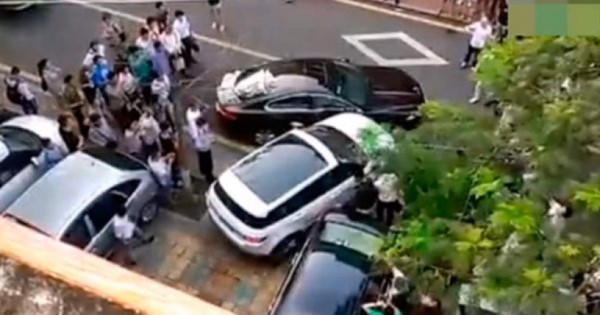 Video: Mujer destroza un jaguar mal estacionado