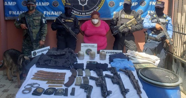 Capturan a supuesta marera con arsenal e indumentaria policial falsa