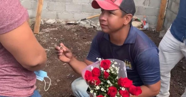 Albañil hondureño le pide matrimonio a su novia en plena obra y se vuelve viral