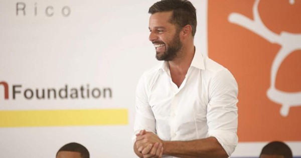 La Fundación Ricky Martin recibe 150,000 piezas de Old Navy para inmigrantes