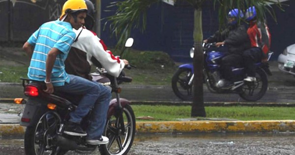 Derogan ley que prohibía dos hombres a bordo de una motocicleta en Honduras