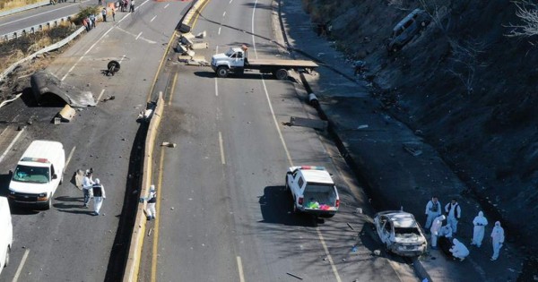 Suben a 15 las víctimas por explosión de camión cisterna de gas en México