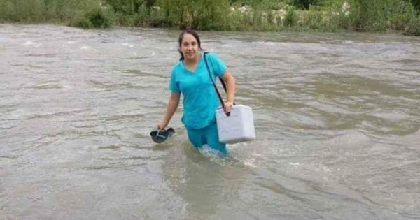 Piura: Enfermera arriesga su vida al cruzar un río caudaloso para poder atender a un bebé