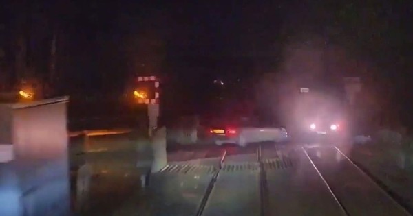 ¡Por poco no viven para contarlo! Tren casi choca con dos vehículos