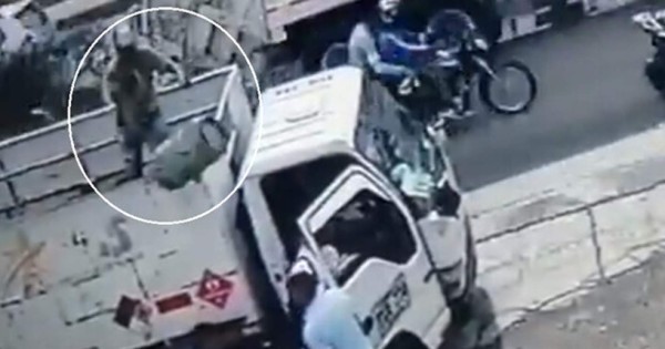 Video viral: Evita asalto lanzando un tanque de gas al delincuente
