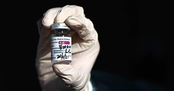 Canadá registra primera muerte de persona vacunada con AstraZeneca