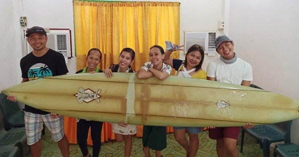 Perdida en el mar, una tabla de surf 'navega' desde Hawái a Filipinas