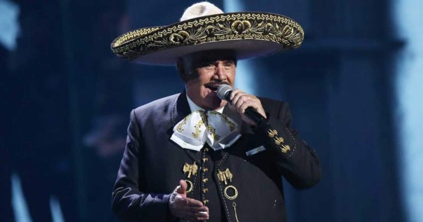 Vicente Fernández responde bien al tratamiento tras caída, dice su hijo
