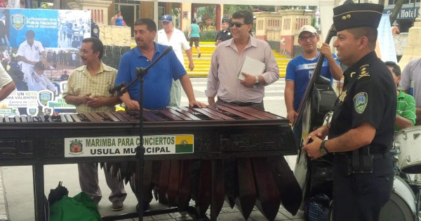 La Marimba Usula deleitó a los policías en su día