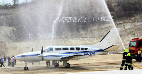 Presidente de Honduras inaugura aeropuerto en su ciudad natal