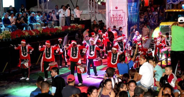 Viven la magia de la ‘Navidad Catracha’ en colorido desfile