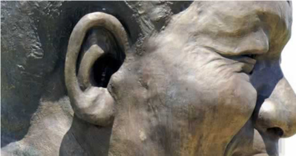 Vídeo: Sudáfrica quiere sacar el conejo de la oreja de la estatua gigante de Mandela