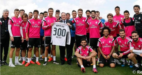 Cristiano recibe una camiseta conmemorativa por 300 goles