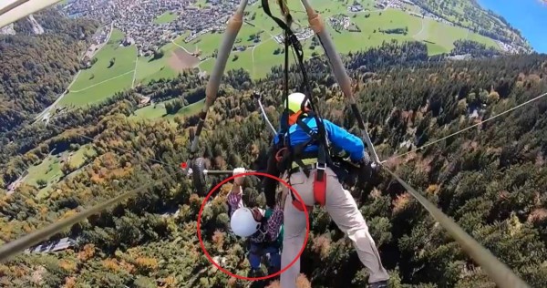 VIDEO: Se salva de milagro al volar en ala delta colgando de las manos