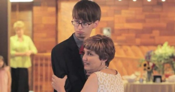 El inesperado baile de bodas de una madre y su hijo