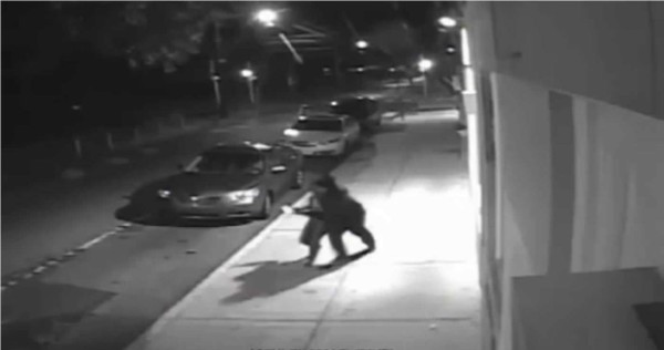 Gracias a estas imágenes las autoridades locales pudieron dar con el auto en que transportaban a la mujer secuestrada. Foto YouTube.